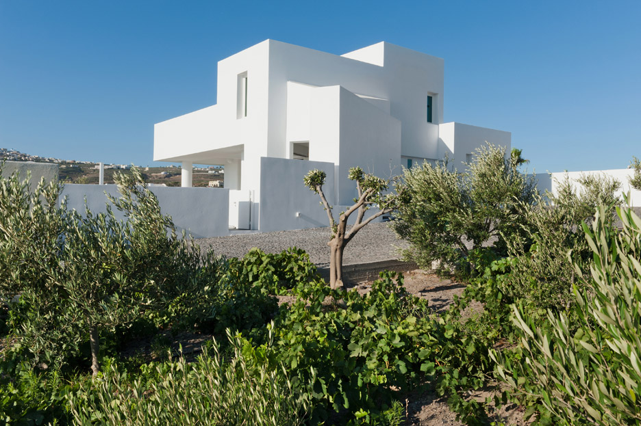 Summer-House-in-Santorini_Kapsimalis-Architects_dezeen_936_0