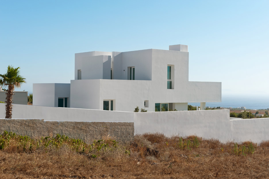 Summer-House-in-Santorini_Kapsimalis-Architects_dezeen_936_3