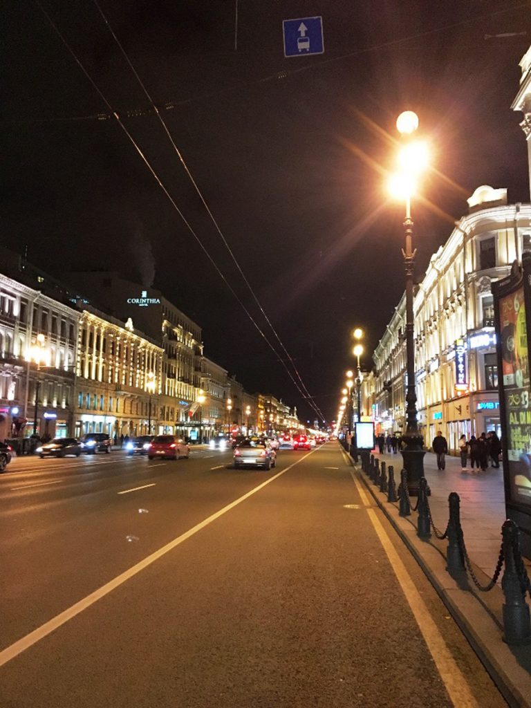 تصویر ۱: منظر شبانه محور اصلی خیابان Nevsky Prospect در سن پترزبورگ، منبع: نگارنده