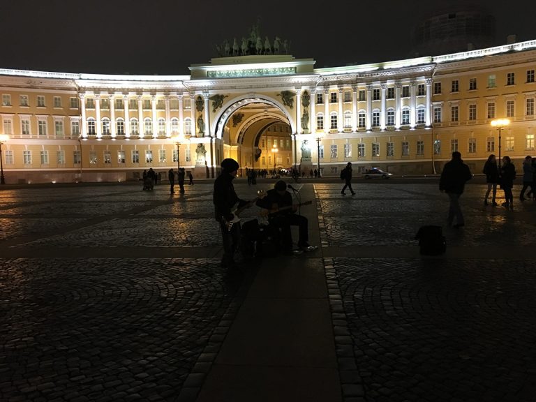 تصویر ۳: منظر شبانه میدان Palace Square در سن پترزبورگ که به واسطه‌ بناهای مهم اطراف آن نورپردازی شده است. منبع: نگارنده