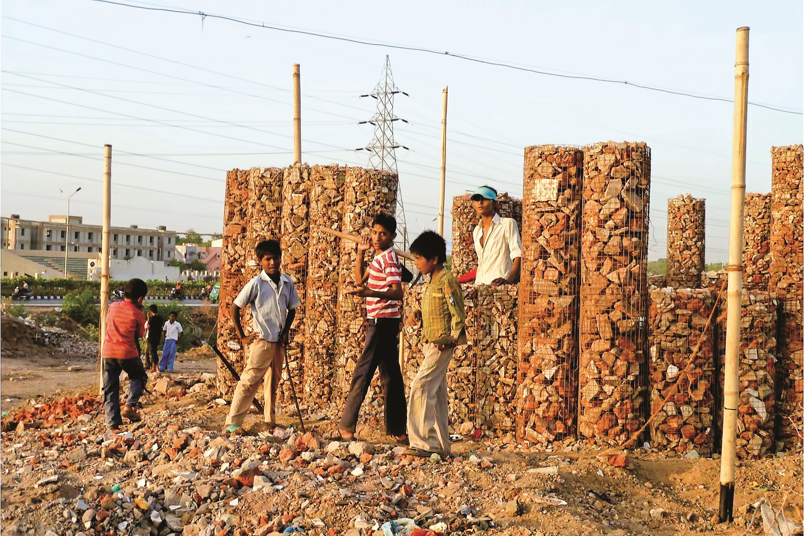 دانش‌آموزان در احمدآباد هند با کمک خسوس پوراس مونتسینو، معمار اسپانیایی، مشغول ساخت مدرسه