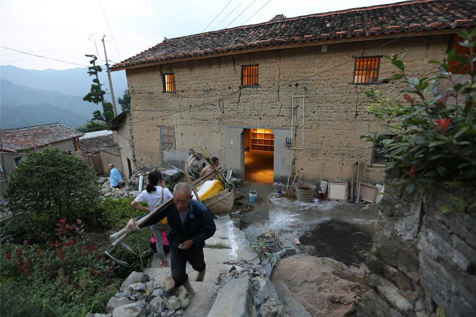 papas-hostel-pingtian-village-joe-fang-zhejiang-province-rammed-earth-house-renovation-international-youth-hostel-rooms-within-rooms-translucent-light_dezeen_936_15