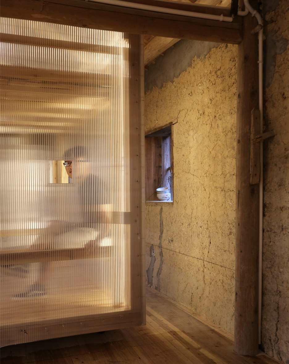 papas-hostel-pingtian-village-joe-fang-zhejiang-province-rammed-earth-house-renovation-international-youth-hostel-rooms-within-rooms-translucent-light_dezeen_936_5-1