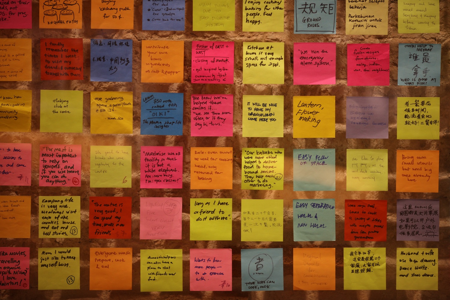 8._Close-up_of_post-it_notes_handwritten_by_participants_in_P!D's_engagement_programmes._Singapore_Pavilion_at_Biennale_Architettura_2016_Venice_Credit_Don_Wong