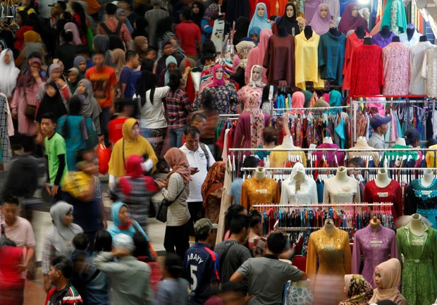 Shoppers flock to the Tanah Abang traditional market ahead of next week's Eid al-Fitr holiday marking the end of Ramadan in Jakarta, Indonesia, June 29, 2016. REUTERS/Iqro Rinaldi - RTX2ITNQ