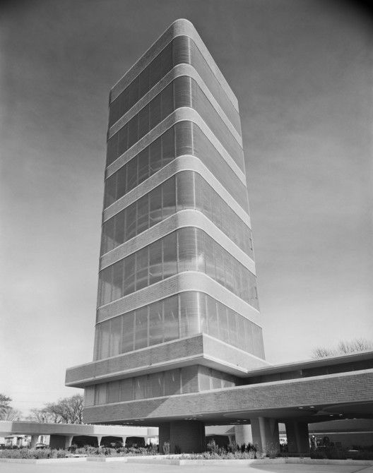 11813323_the-stories-behind-17-skyscrapers-amp_tb918a16d