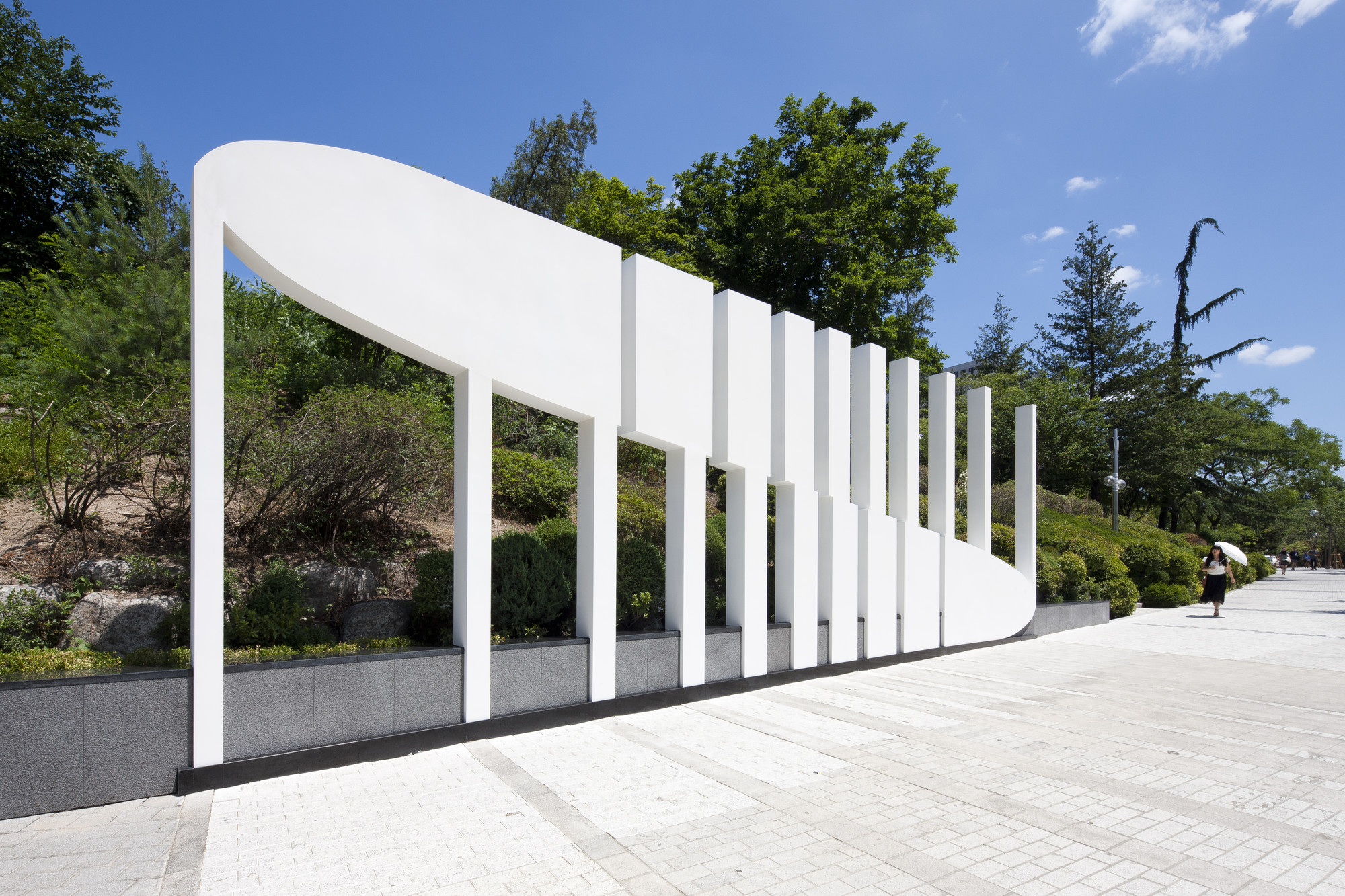 utaa_main_entrance_of_the_univ-_of_seoul_05_oejin_hyo-suk