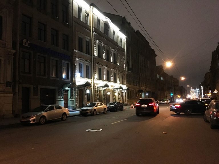 تصویر ۲: منظر شبانه محور خیابان Millionnaya در سن پترزبورگ که به Palace Square ختم می‌شود. نورپردازی شاخص موزه هرمیتاژ در انتهای خیابان و همچنین نورپردازی تک بنای مهم این خیابان نیز قابل مشاهده است. منبع: نگارنده